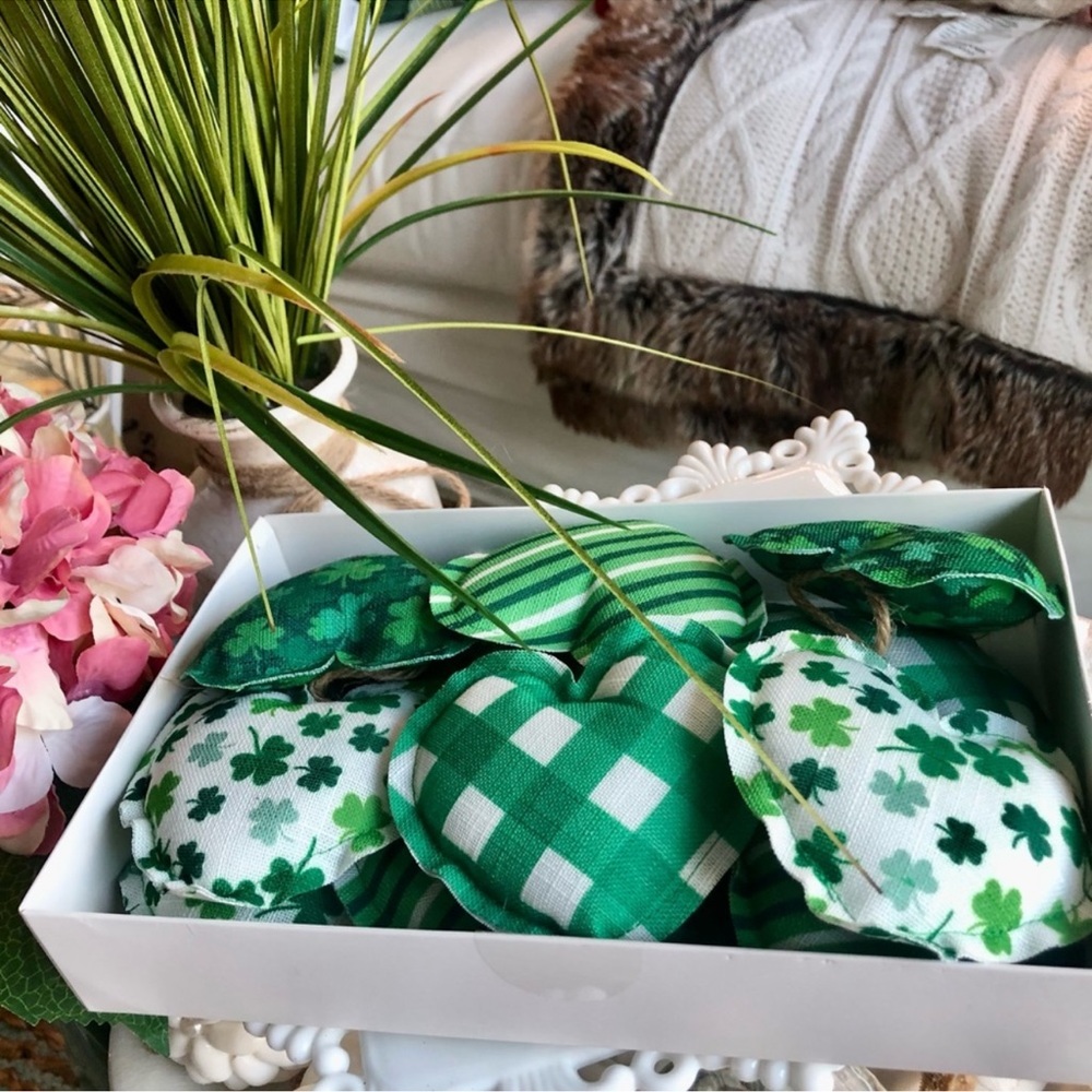 🍀 NIB Happy St Patrick’s Day Stuffed Heart Shamrock Fabric Garland